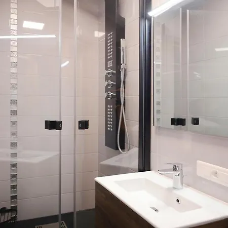 2bdr Reine Astrid Apartment